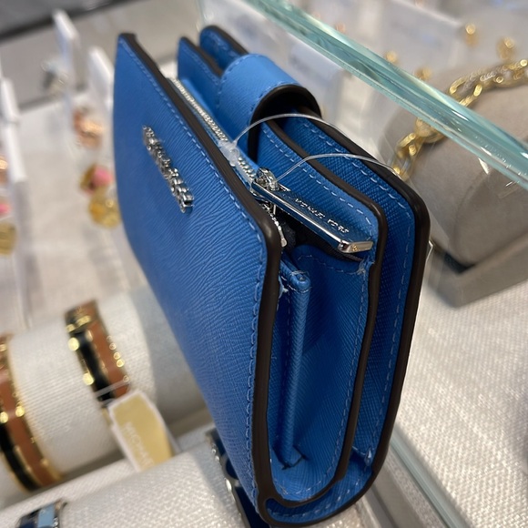 Michael Kors Medium Saffiano Leather Wallet
South Pacific
NWT - Picture 3 of 16